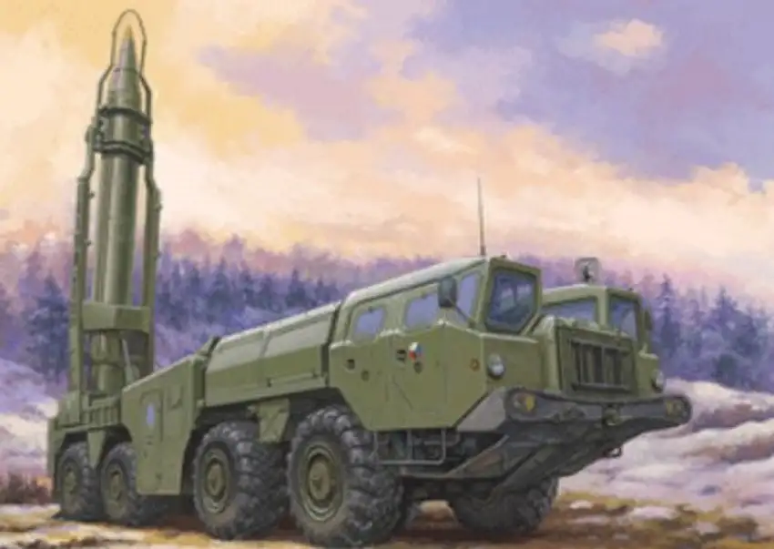 Soviet 9P117M1 Launcher w/R17 Rocket of 9K72 Missile Complex Elbrus Scud B 1/72 Hobby Boss
